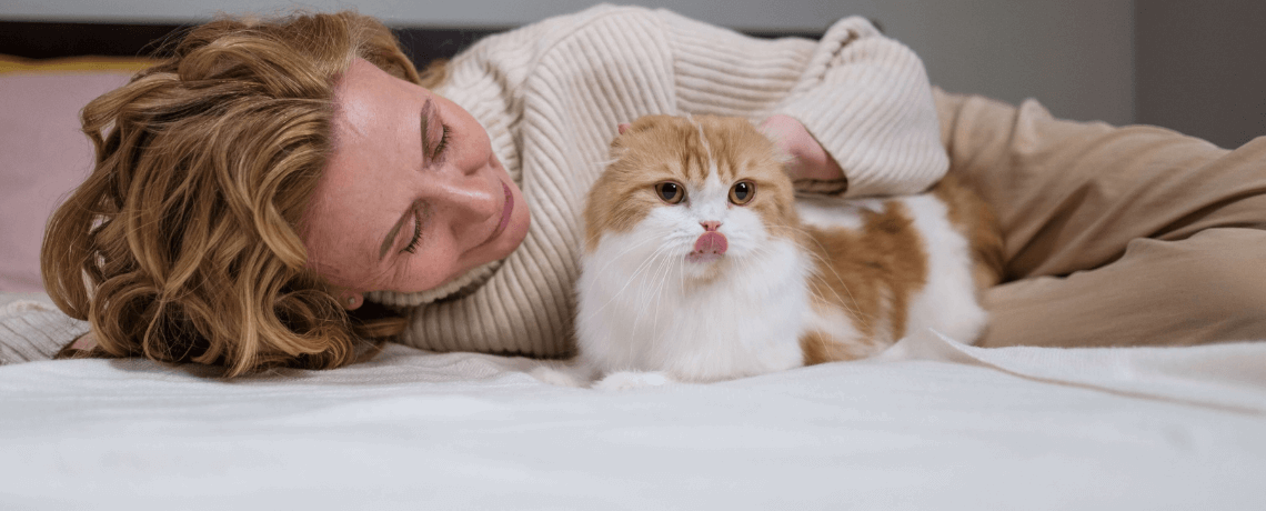 un chat qui bave